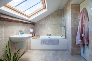 Long Cross Farm_Bathroom - click for photo gallery